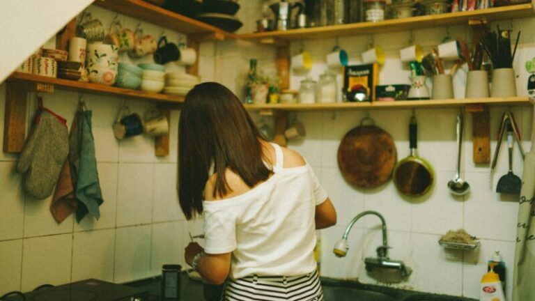 ‘Ev kadını’ olsan da…