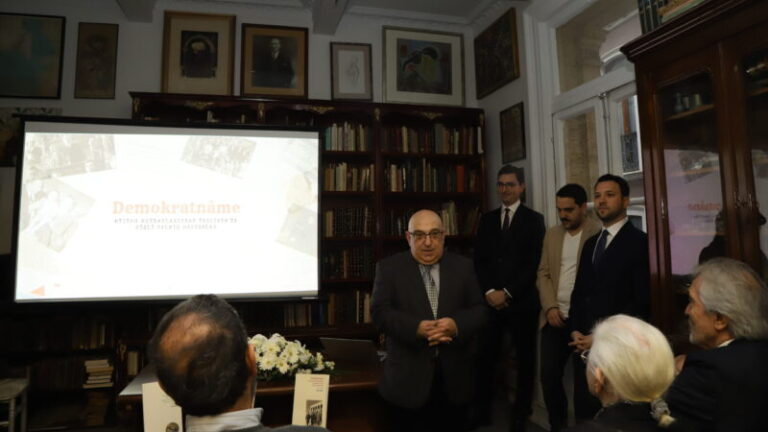 Efemeraların izinde bir dönem: Demokratnâme